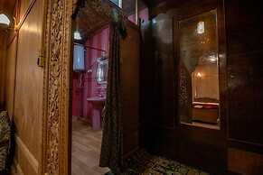 Kharpalace group of houseboats