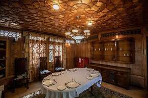 Kharpalace group of houseboats