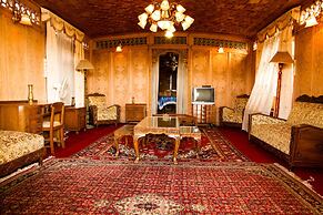 Kharpalace group of houseboats