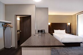 Days Inn & Suites by Wyndham Warman