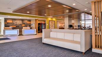 Holiday Inn Express & Suites Parkersburg East by IHG