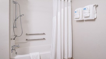 Holiday Inn Express & Suites Parkersburg East by IHG