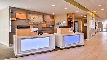 Holiday Inn Express & Suites Parkersburg East by IHG
