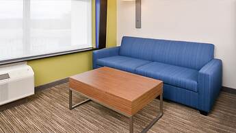 Holiday Inn Express & Suites Parkersburg East by IHG