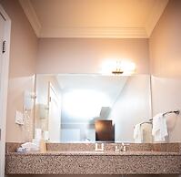 Diamond Bell Inn & Suites