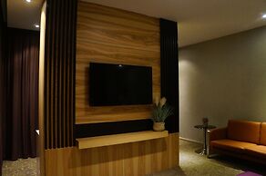 Greens Hotel & Suites