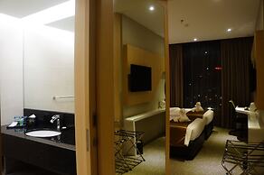 Greens Hotel & Suites