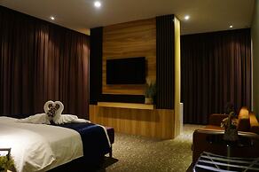 Greens Hotel & Suites