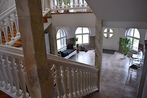Albert's Manor