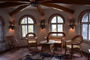 Albert's Manor