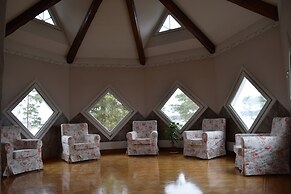 Albert's Manor