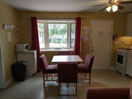 The Pinewood - Adult Getaway by the Lake