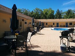 The Pinewood - Adult Getaway by the Lake