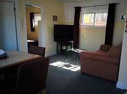 The Pinewood - Adult Getaway by the Lake