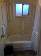 The Pinewood - Adult Getaway by the Lake