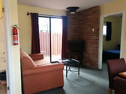 The Pinewood - Adult Getaway by the Lake