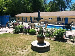 The Pinewood - Adult Getaway by the Lake