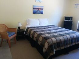 The Pinewood - Adult Getaway by the Lake