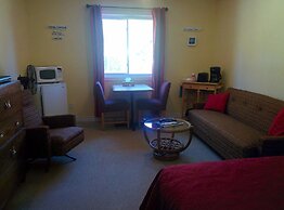 The Pinewood - Adult Getaway by the Lake