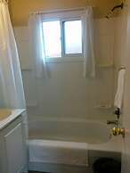 The Pinewood - Adult Getaway by the Lake