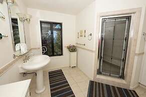 4192 Saddle Road 5 Bedroom Home by RedAwning