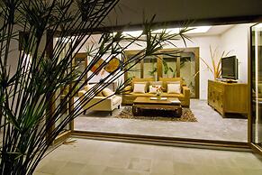 Villa Kama by Holiplanet