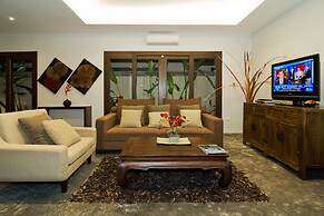 Villa Kama by Holiplanet