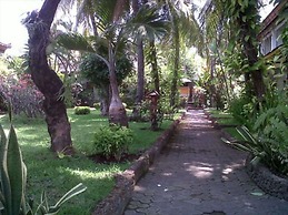 Padang Lovina Sea Side Cottage