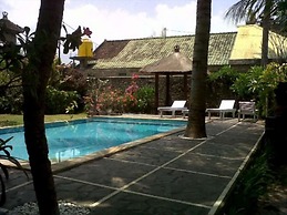 Padang Lovina Sea Side Cottage