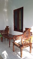 Padang Lovina Sea Side Cottage