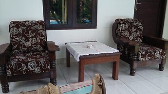 Padang Lovina Sea Side Cottage