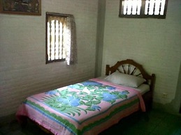 Padang Lovina Sea Side Cottage