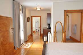 Holman's Heritage Suites