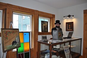 Holman's Heritage Suites