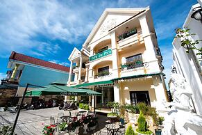 Le Petit Paris Hotel Dalat