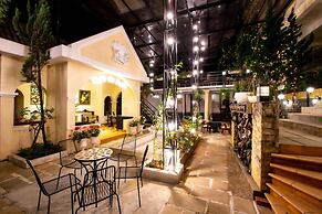 Le Petit Paris Hotel Dalat