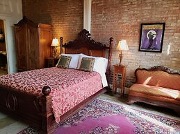 Iron Horse Hotel