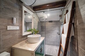 Beijing Le Zai Nan Luo Gu Xiang Wang Fu Jing Forbidden City Courtyard 