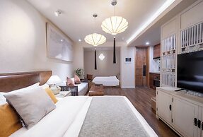 Beijing Le Zai Nan Luo Gu Xiang Wang Fu Jing Forbidden City Courtyard 