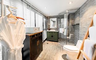 Beijing Le Zai Nan Luo Gu Xiang Wang Fu Jing Forbidden City Courtyard 