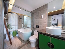 Beijing Le Zai Nan Luo Gu Xiang Wang Fu Jing Forbidden City Courtyard 