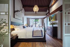 Beijing Le Zai Nan Luo Gu Xiang Wang Fu Jing Forbidden City Courtyard 