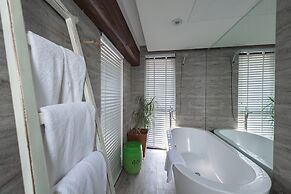 Beijing Le Zai Nan Luo Gu Xiang Wang Fu Jing Forbidden City Courtyard 