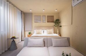 Beijing Le Zai Nan Luo Gu Xiang Wang Fu Jing Forbidden City Courtyard 