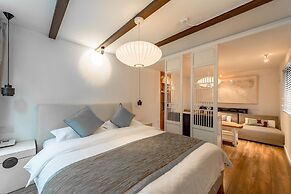 Beijing Le Zai Nan Luo Gu Xiang Wang Fu Jing Forbidden City Courtyard 