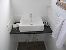 Raglan Palm Beach Motel