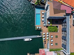 Two Seasons Coron Bayside Hotel