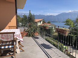 Appartamento Vista Lago Red & Grey