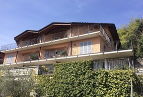 Appartamento Vista Lago Red & Grey