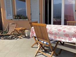 Appartamento Vista Lago Red & Grey